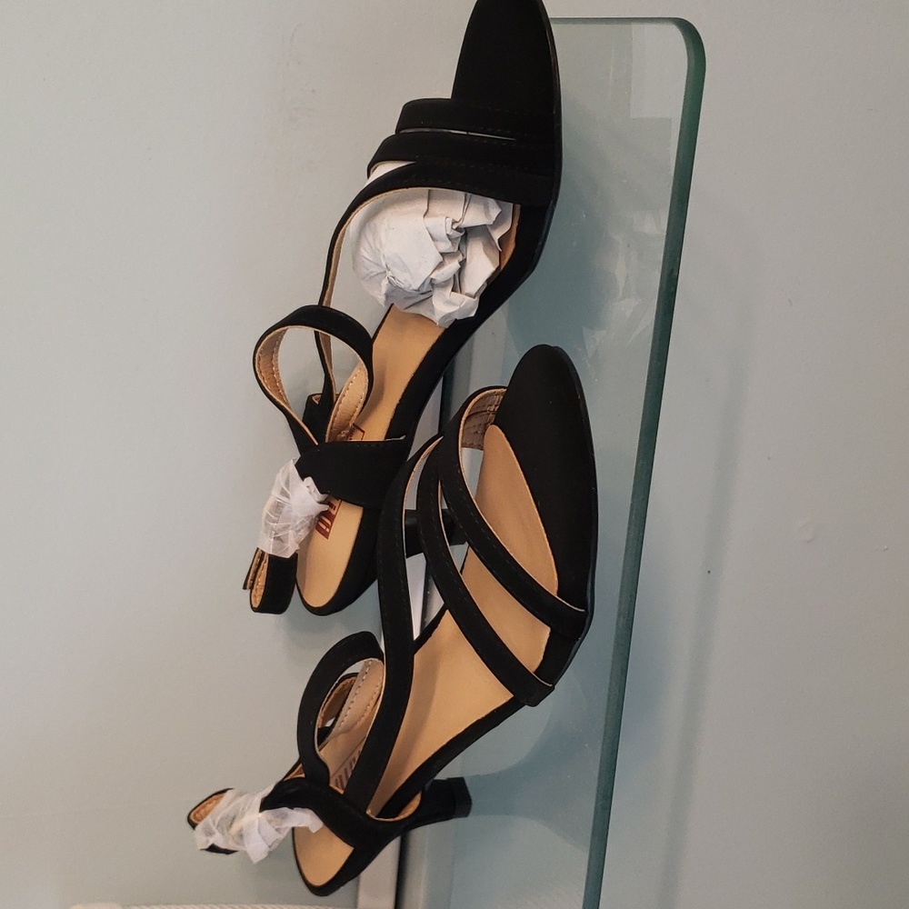 Size 5 black nubuck women's sandals